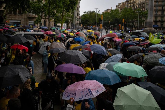 Docentes con paraguas al inicio de la marcha.