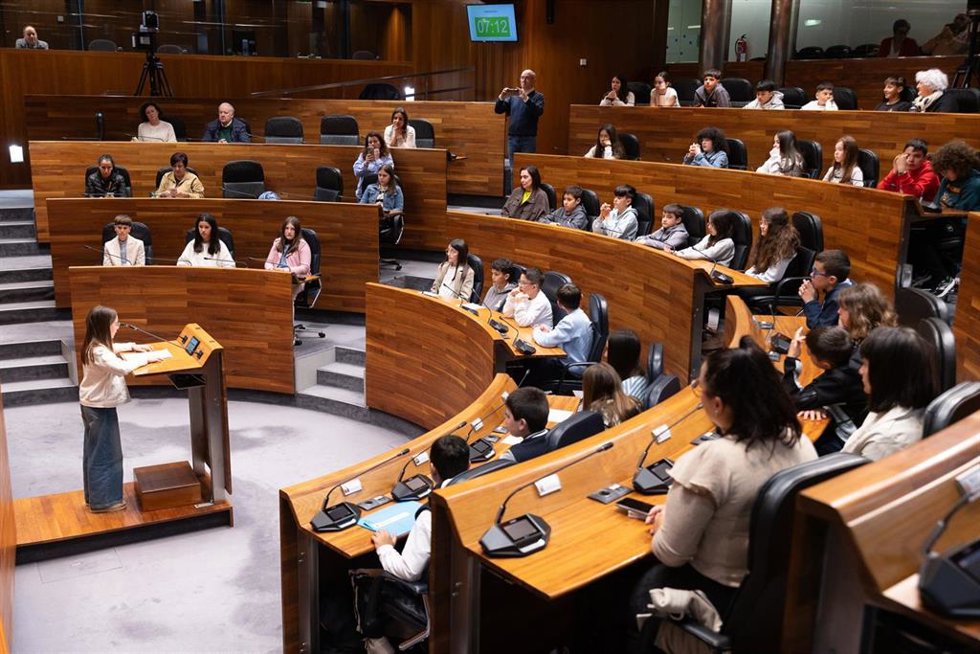 Pleno infantil del Foro Comunicación y Escuela en la Junta General.