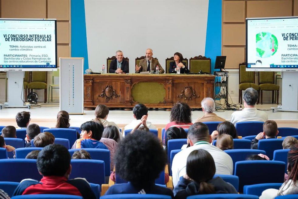 El consejero de Educación, Formación Profesional y Universidades, Sergio Silva, asiste a la entrega de los ‘Premios Interaulas’