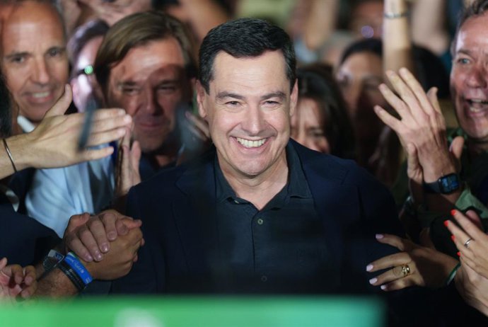 O candidato do PP da Andaluzia à reeleição, Juanma Moreno, comemora os resultados eleitorais. Em 17 de maio de 2026, em Sevilha (Andaluzia, Espanha). Juanma Moreno comemorou a “importante vitória” obtida por seu partido nas eleições andaluzas 