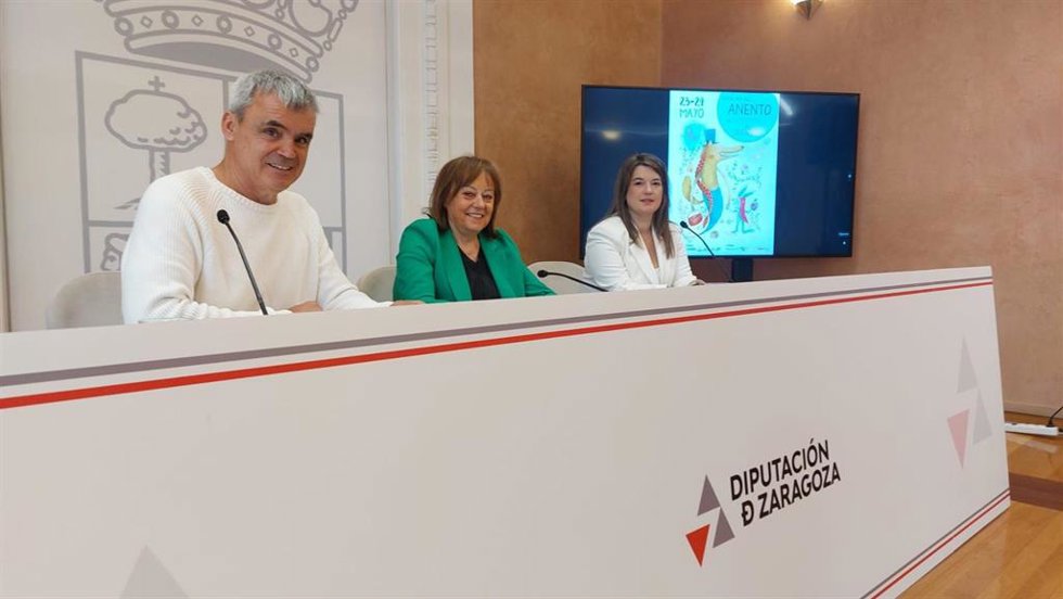El alcalde de Anento, Enrique Cartiel, la diputada delegada de Cultura de la DPZ, Charo Lázaro, y la técnica Arantza Hernández.