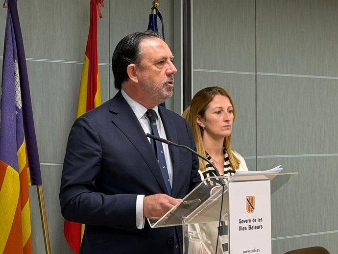 El conseller de Empresa, Autónomos y Energía, Alejandro Sánez de San Pedro, y la directora general de Empresa, Autónomos y Comercio, Maria Antònia Sansó.