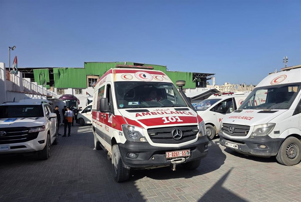 Pacientes y heridos palestinos, acompañados por sus familiares, salen de la sede de la Media Luna Roja Palestina en Jan Yunis, en el sur de la Franja de Gaza  
