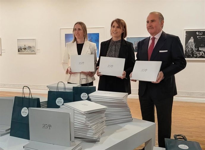 Presentación del libro que recoge los 25 años de Aefas y una reseña sobre el origen y evolución de cada una de las 80 empresas familiares.
