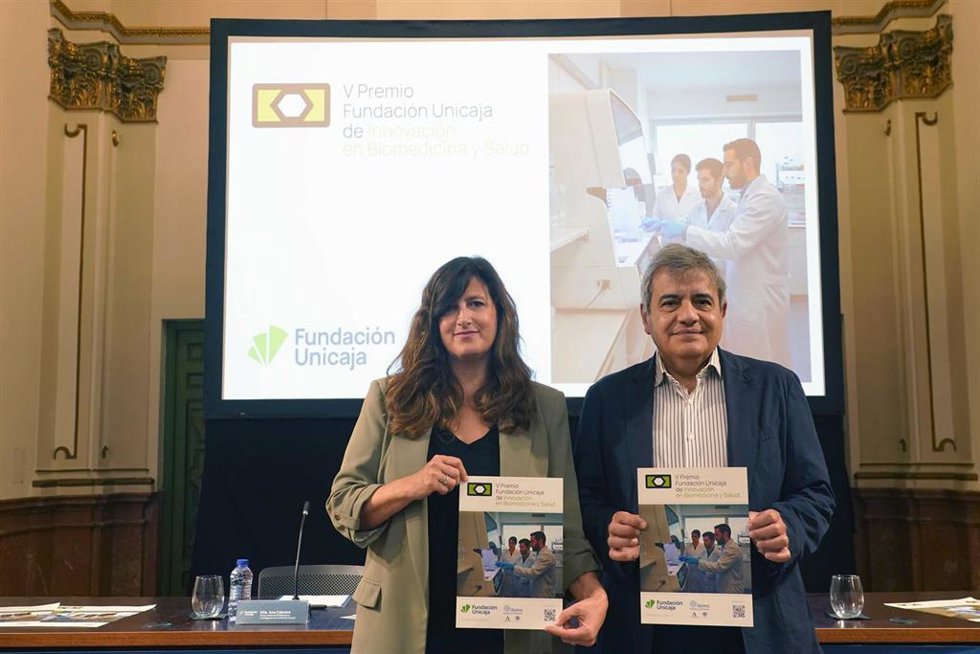 La responsable de Solidaridad e Investigación de la Fundación Unicaja, Ana Cabrera, y el director científico de Ibima Plataforma Bionand, Francisco J. Tinahones.