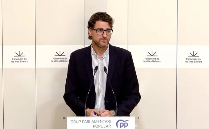 El portavoz del PP en el Parlament, Sebastià Sagreras, en una rueda de prensa