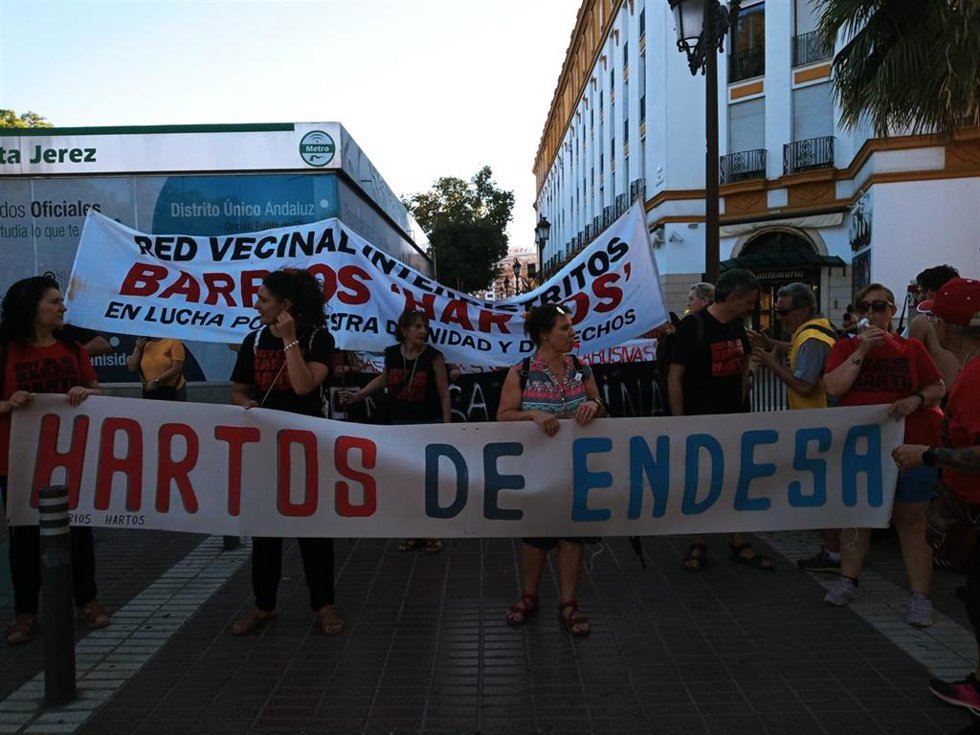 Archivo - Protesta de la plataforma Barrios Hartos, que aglutina a los barrios afectados por los cortes de luz en Sevilla.