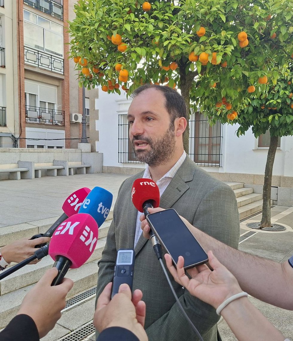 El portavoz adjunto de Vox en la Asamblea de Extremadura, Álvaro Sánchez-Ocaña Vara, en declaraciones a los medios en Mérida
