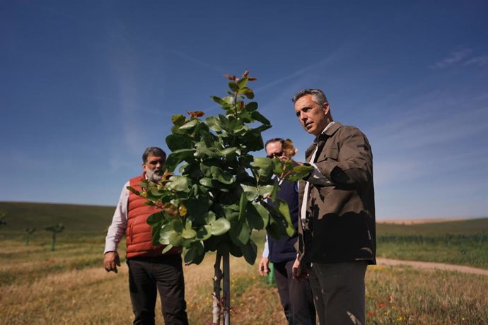 El consejero Novillo ha realizado un balance de las actuaciones desde su puesta en marcha en abril del pasado añoduranteunavisita a una finca de Estremera.