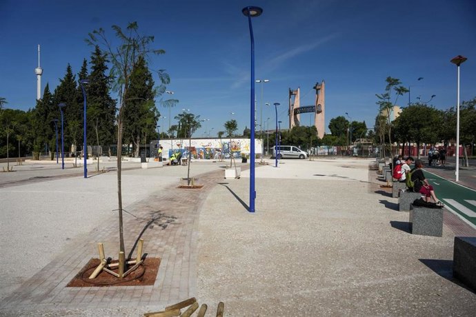Remodelación integral de Puerta Barqueta, entre el puente del mismo nombre y el principal acceso a Isla Mágica, a falta de los últimos detalles.