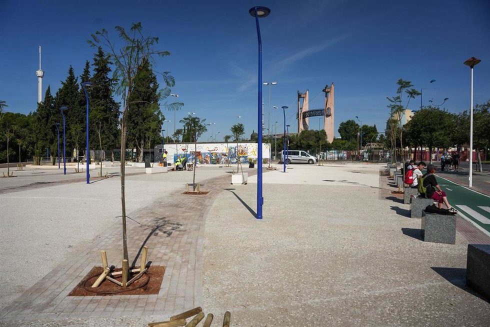 Remodelación integral de Puerta Barqueta, entre el puente del mismo nombre y el principal acceso a Isla Mágica, a falta de los últimos detalles.