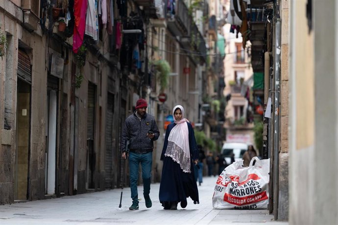 Archivo - Una mujer con hiyab, a 12 de marzo de 2025, en Barcelona, Catalunya (España)