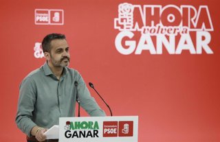 El portavoz del PSOE de Extremadura, Manuel José González Andrade, en una rueda de prensa en la sede regional del partido este lunes.