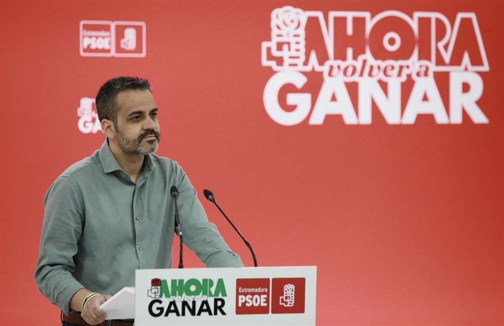 El portavoz del PSOE de Extremadura, Manuel José González Andrade, en una rueda de prensa en la sede regional del partido este lunes.
