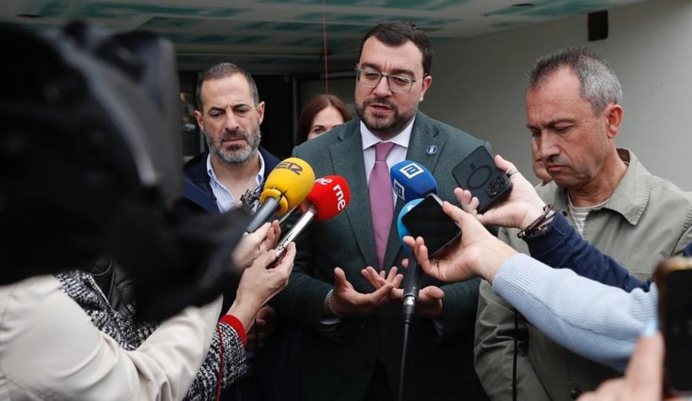 Adrián Barbón, atendiendo a los medios en Siero