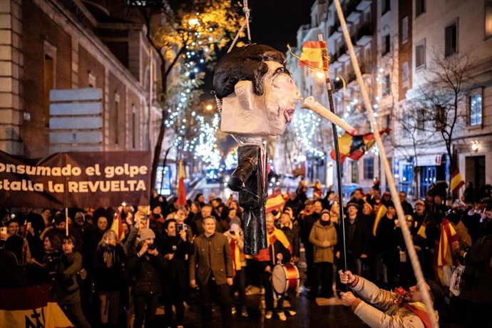 Archivo - Decenas de personas celebran la entrada del año nuevo en la calle Ferraz, a 1 de enero de 2024, en Madrid (España). Revuelta, la organización juvenil de la órbita de Vox convocante de las concentraciones en Ferraz, ha llamado a tomar las uvas es