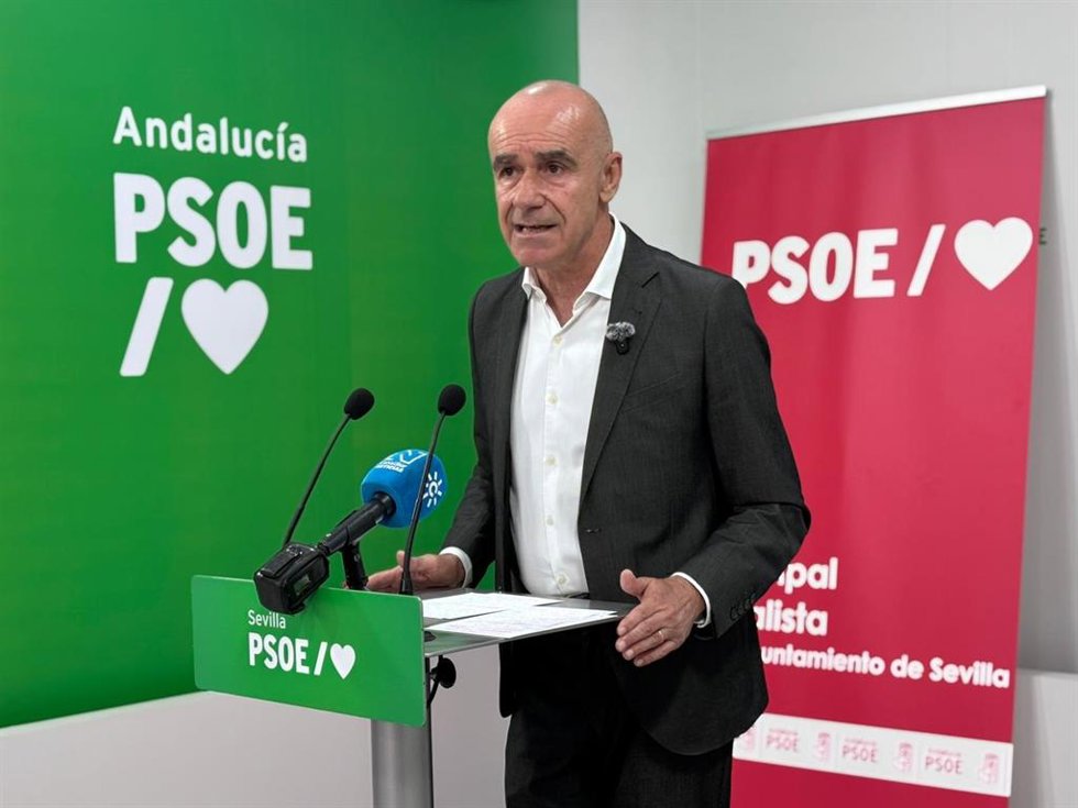 Imagen de archivo del portavoz del Grupo Municipal Socialista en el Ayuntamiento de Sevilla, Antonio Muñoz, en declaraciones a los medios. 