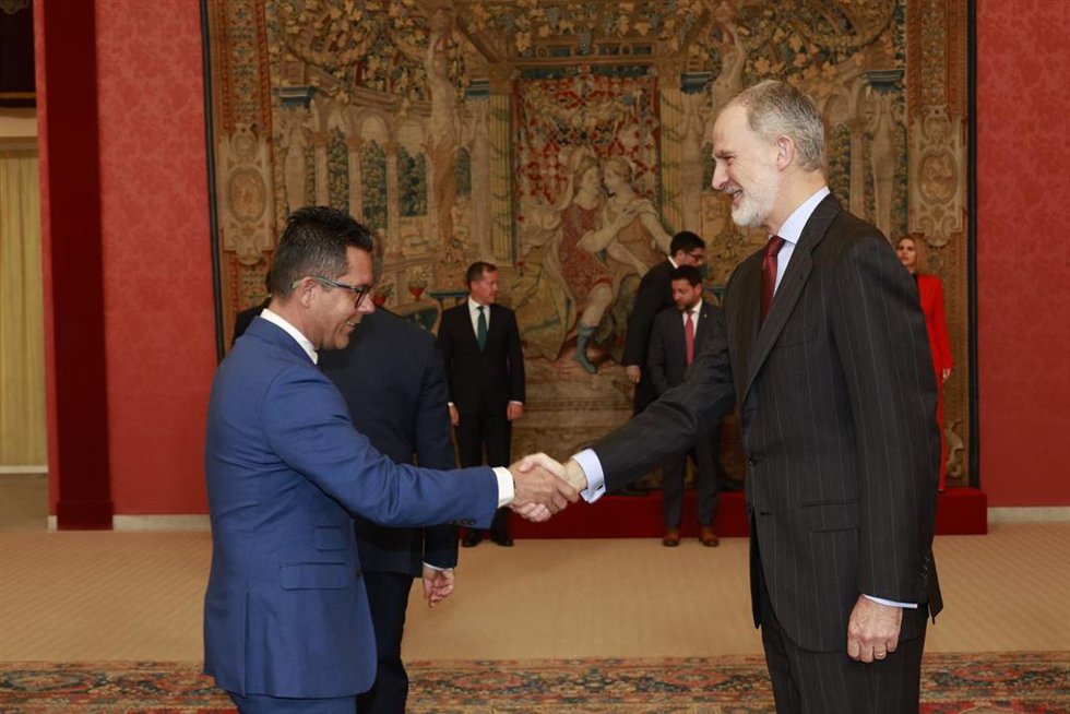 El alcalde de Eivissa, Rafael Triguero, saluda al Rey Felipe VI.