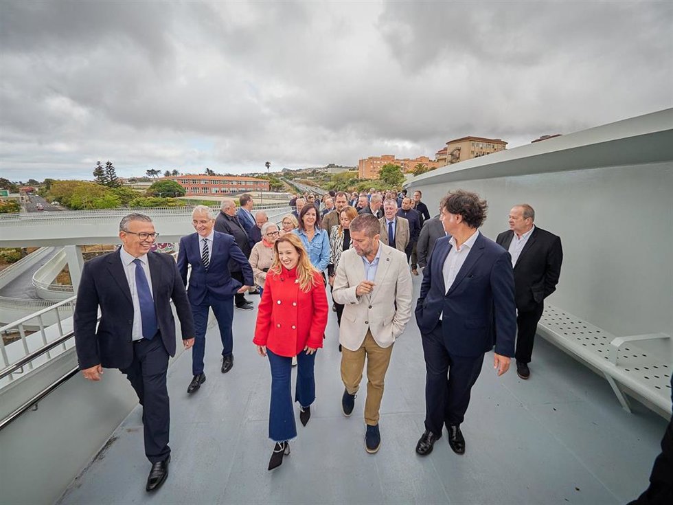 La presidenta del Cabildo de Tenerife, Rosa Dávila, y el rector de la ULL, Francisco García (en el centro), en la apertura de la pasarela peatonal del Padre Anchieta