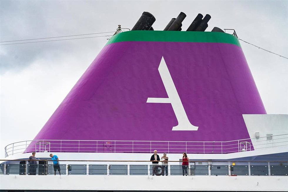 Pasajeros en las cubiertas del crucero 'Ambition'