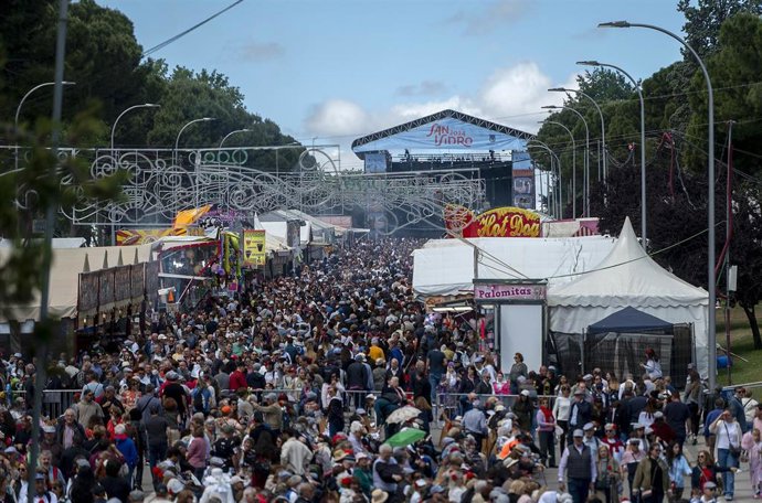 Archivo - Decenas de personas en la Pradera de San Isidro.