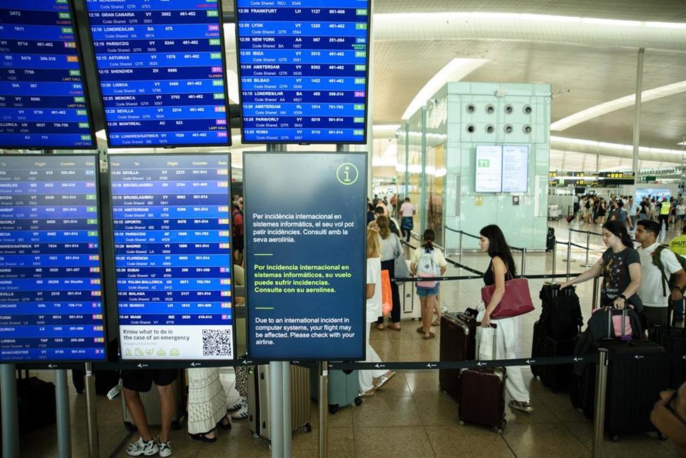 Archivo - Paneles de llegadas y salidas en el aeropuerto de Josep Tarradellas Barcelona - El Prat, a 19 de julio de 2024, en Barcelona, Catalunya (España).  