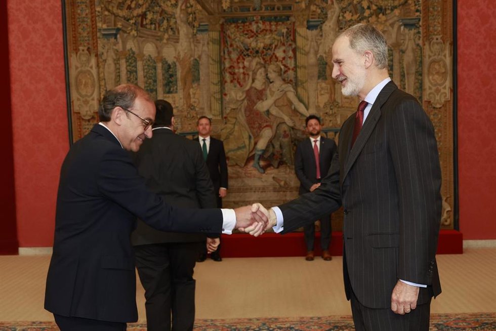 El alcalde de Cáceres, Rafael Mateos, junto al Rey Felipe VI en una recepción en el Palacio del Pardo en Madrid