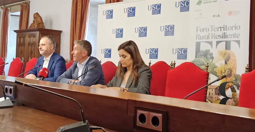 El director de la Fundación Juana de Vega, Jose Manuel Andrade; el vicerrector de Innovación e Transferencia do Coñecemento de la USC, Marcelo Maneiro; e Inés Santé, del Laboratorio do Territorio de la USC, en rueda de prensa