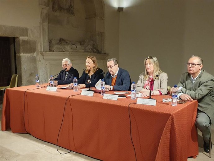 El presidente de la Fundación, Carlos martín (centro), entre la subdelegada del Gobierno, Marian Rueda (izda) y la secretaria general de la Junta en Segovia, Ana Isabel Fuentes.