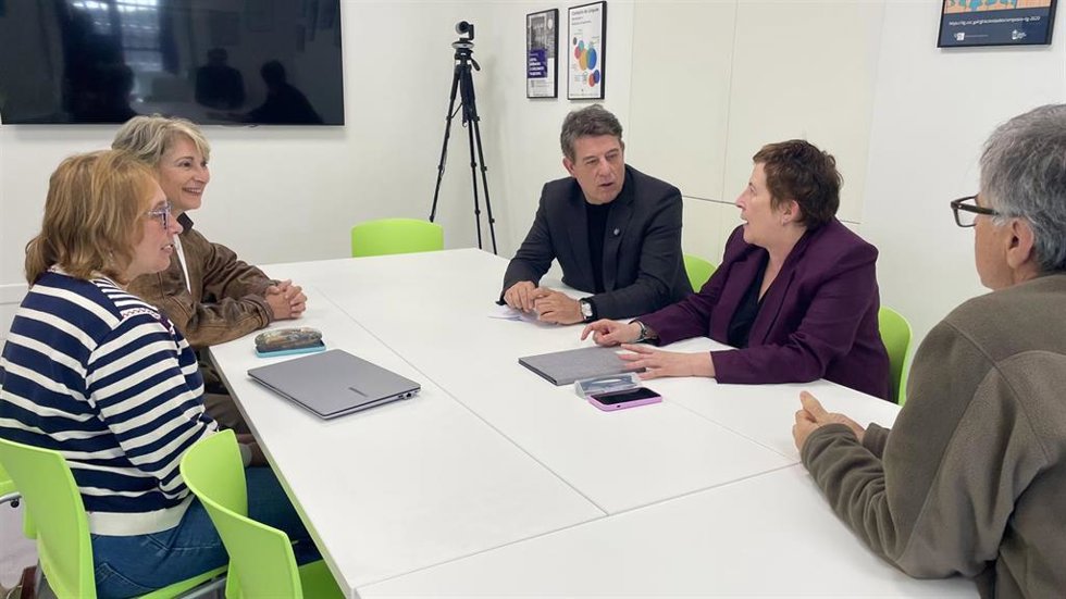El secretario xeral del PSdeG, José Ramón Gómez Besteiro, se reúne con representantes del Instituto Galego da lingua