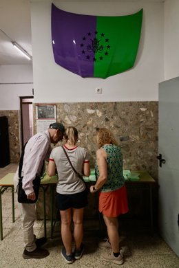 Imágenes de la jornada electoral en Andalucía . A 17 de mayo de 2026 en Málaga, Andalucía (España).