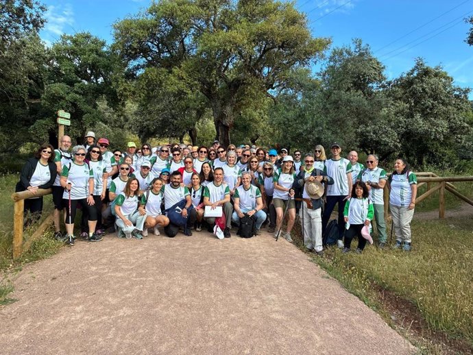 Un centenar de profesionales del Reina Sofía, que han recorrido el Cinturón Verde de Córdoba por el 50 Aniversario del hospital, posan en una foto de familia al inicio de la ruta, junto al Hospital de Los Morales.