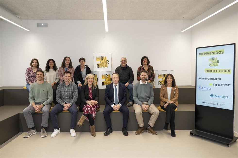 En el centro, Garbiñe Basterra junto a Ramón Gonzalo, junto a representantes de las nuevas startups que forman parte de Hirugarrena -Amets Biotechnology, Biar Technology, Mirror Health y Naubat Technologies- y la directora general de CEIN, Uxue Itoiz.