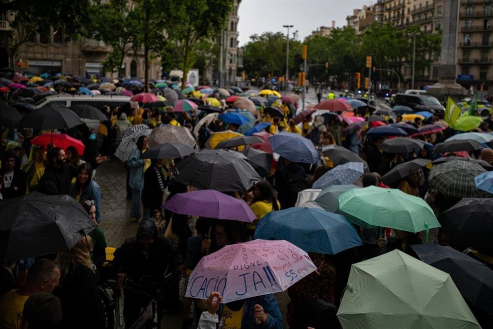Docentes con paraguas al inicio de la marcha este lunes