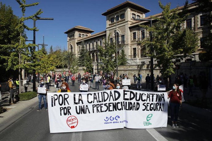 Archivo - Manifestación de estudiantes de la UGR en imagen de archivo.