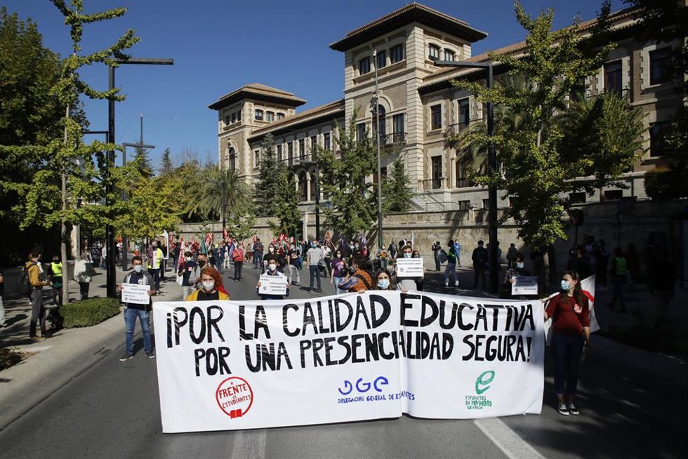 Archivo - Manifestación de estudiantes de la UGR en imagen de archivo.
