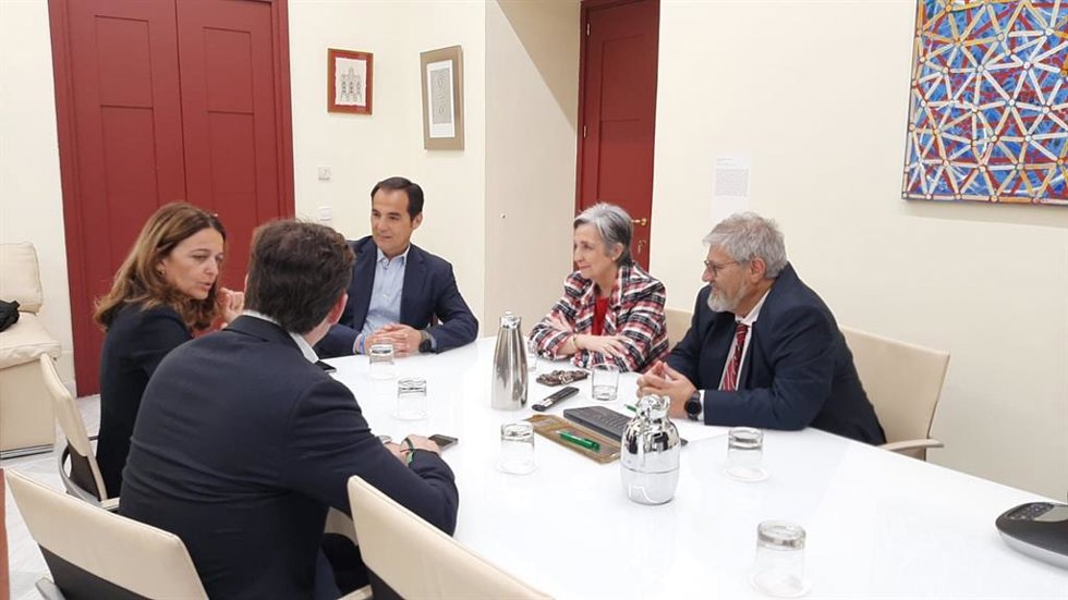 El consejero de Justicia, Administración Local y Función Pública en funciones, José Antonio Nieto, durante su reunión con la consejera de Justicia, Transparencia y Participación de la Generalitat Valenciana, Nuria Martínez.