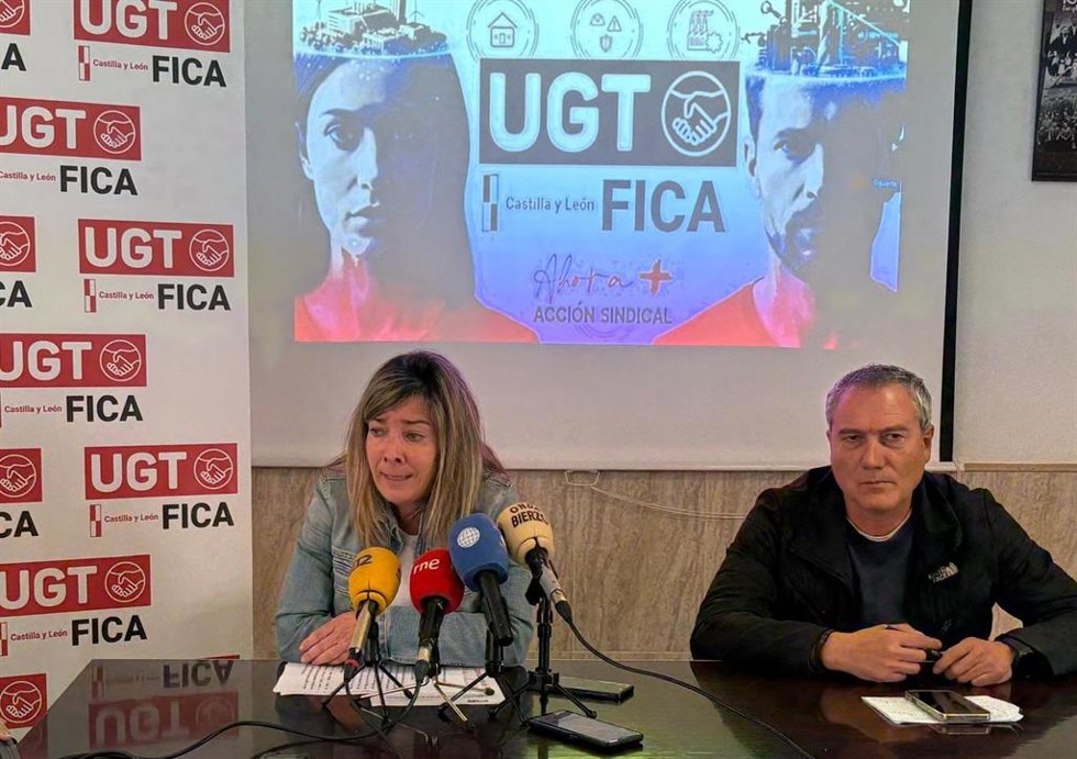 La secretaria general de UGT FICA Castilla y León, Sandra Vega Hernández (izquierda), junto al secretario general de UGT FICA El Bierzo, Jorge Díez González, antes de la Asamblea General de la Federación FICA celebrada en Ponferrada (León).