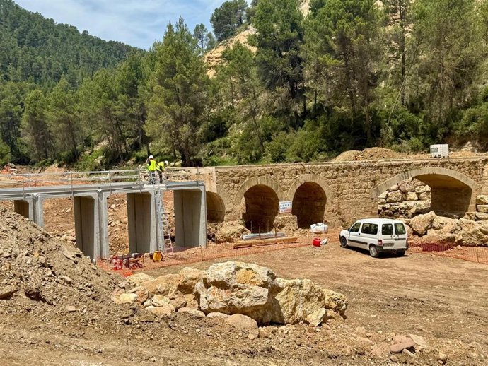 Archivo - Arxiu - Dupliquen la longitud dels ponts sobre el riu Reatillo a Requena i Xera després d'augmentar la llera per la dana