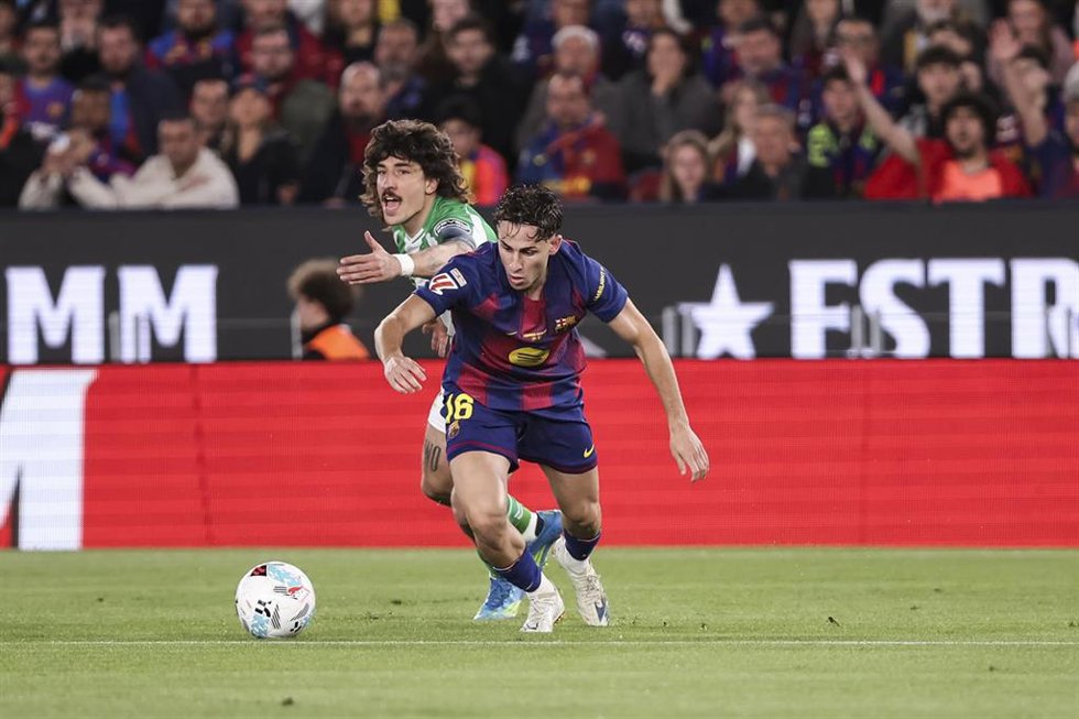 Fermín López (FC Barcelona) y Héctor Bellerín (Real Betis) en acción durante el partido de LaLiga EA Sports disputado en el Spotify Camp Nou el 17 de mayo de 2026 en Barcelona