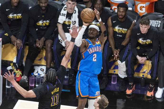 Shai Gilgeous-Alexander realiza un lanzamiento en el 'playoff' ante Los Angeles Lakers