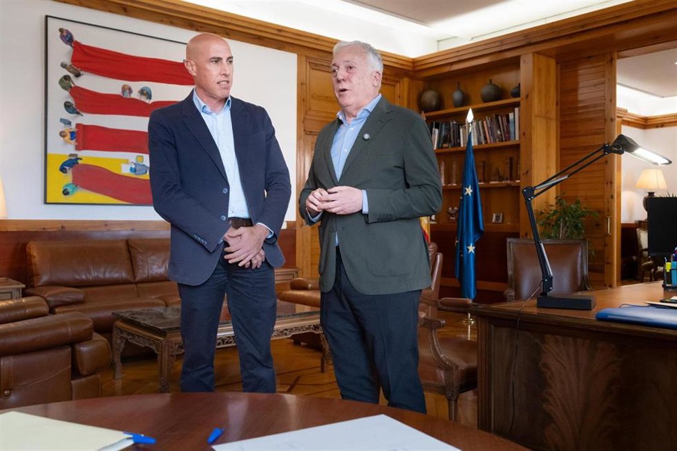El consejero de Vivienda, Fomento, Logística y Cohesión Territorial, Octavio López, a la derecha, junto al director general de Transportes, David Sánchez Fraile, este lunes en el Departamento con motivo del anuncio de la nueva conexión aérea con Milán.