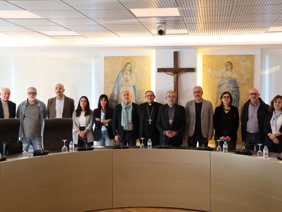 Los obispos reunidos con CCOO y UGT.