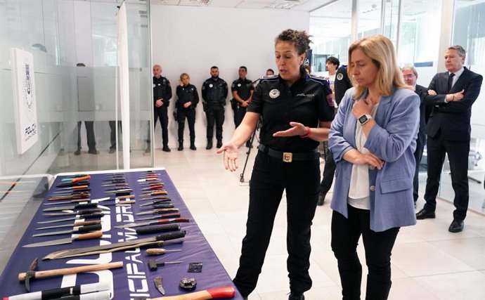 La vicealcaldesa, Inma Sanz, comprueba las armas blancas incautadas por la Policía Municipal en 2026 (enero-abril).