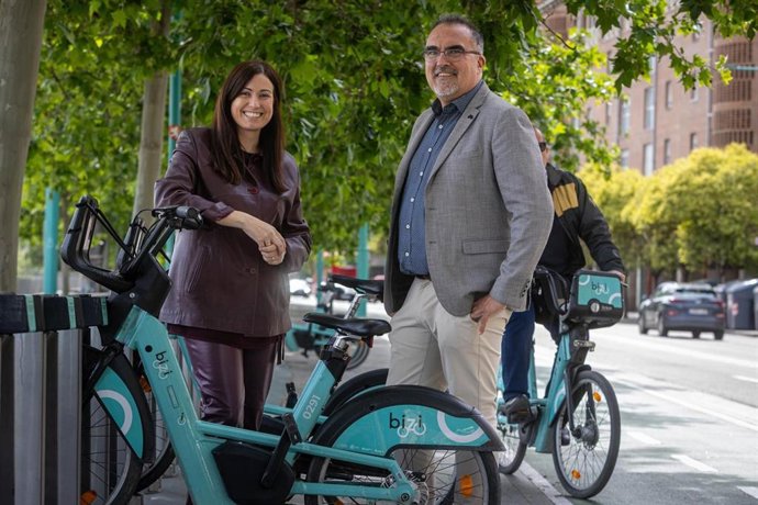 La consejera municipal de Movilidad y Medio Ambiente del Ayuntamiento de Zaragoza, Tatiana Gaudes; y el director de la División de Bike Sharing de Serveo, Roger Junqueras