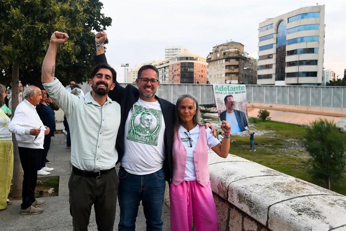 El candidato de Adelante Andalucía a la Presidencia de la Junta de Andalucía, José Ignacio García, con el candidato por Málaga, Luis Rodrigo, en el acto de apertura de campaña a nivel andaluz en Málaga.