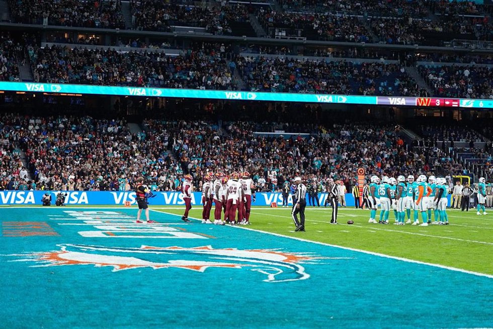 Archivo - Vista general del 2025 NFL Madrid Game entre los Miami Dolphins y los Washington Commanders disputado en el Santiago Bernabéu.