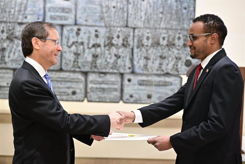 El presidente de Israel, Isaac Herzog, con el nuevo embajador de Somalilandia en Israel, Mohamed Hagi