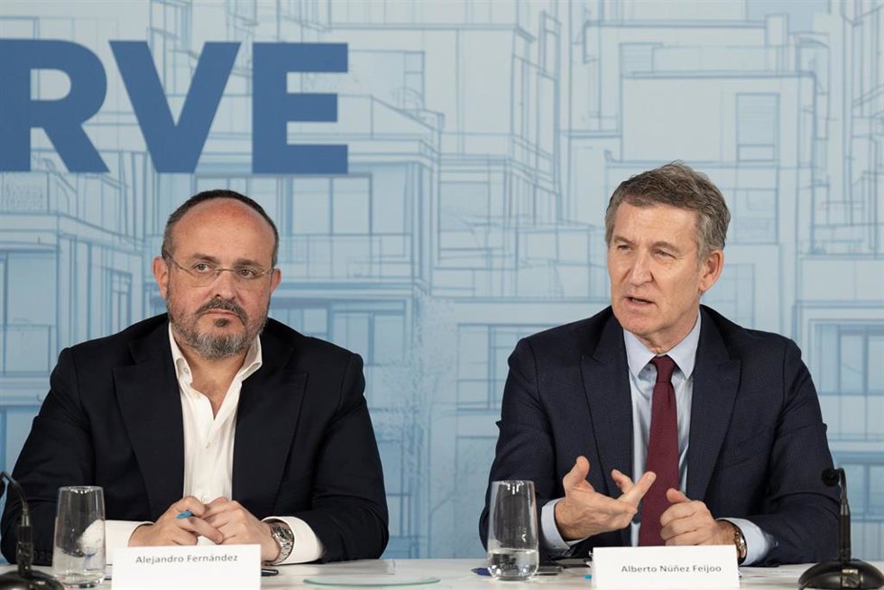 Archivo - El presidente del PP en Catalunya, Alejandro Fernández, y el presidente del PP, Alberto Núñez Feijóo , durante una reunión sectorial de vivienda con agentes sociales, en el Port Olimpic, a 24 de enero de 2025, en Barcelona, Catalunya (España)