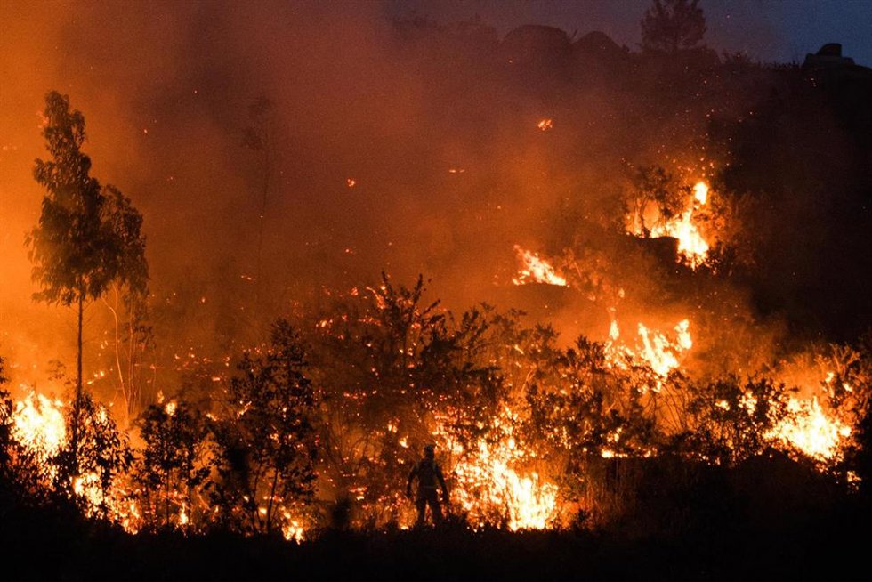 Archivo - Vista del incendio forestal en el monte Galleiro, a 6 de abril de 2026, en Ribadetea, Ponteareas, Pontevedra, Galicia (España). El incendio de monte Galleiro comenzó a las 14:47 horas en la parroquia de Ribadetea, en el municipio de Ponteareas.